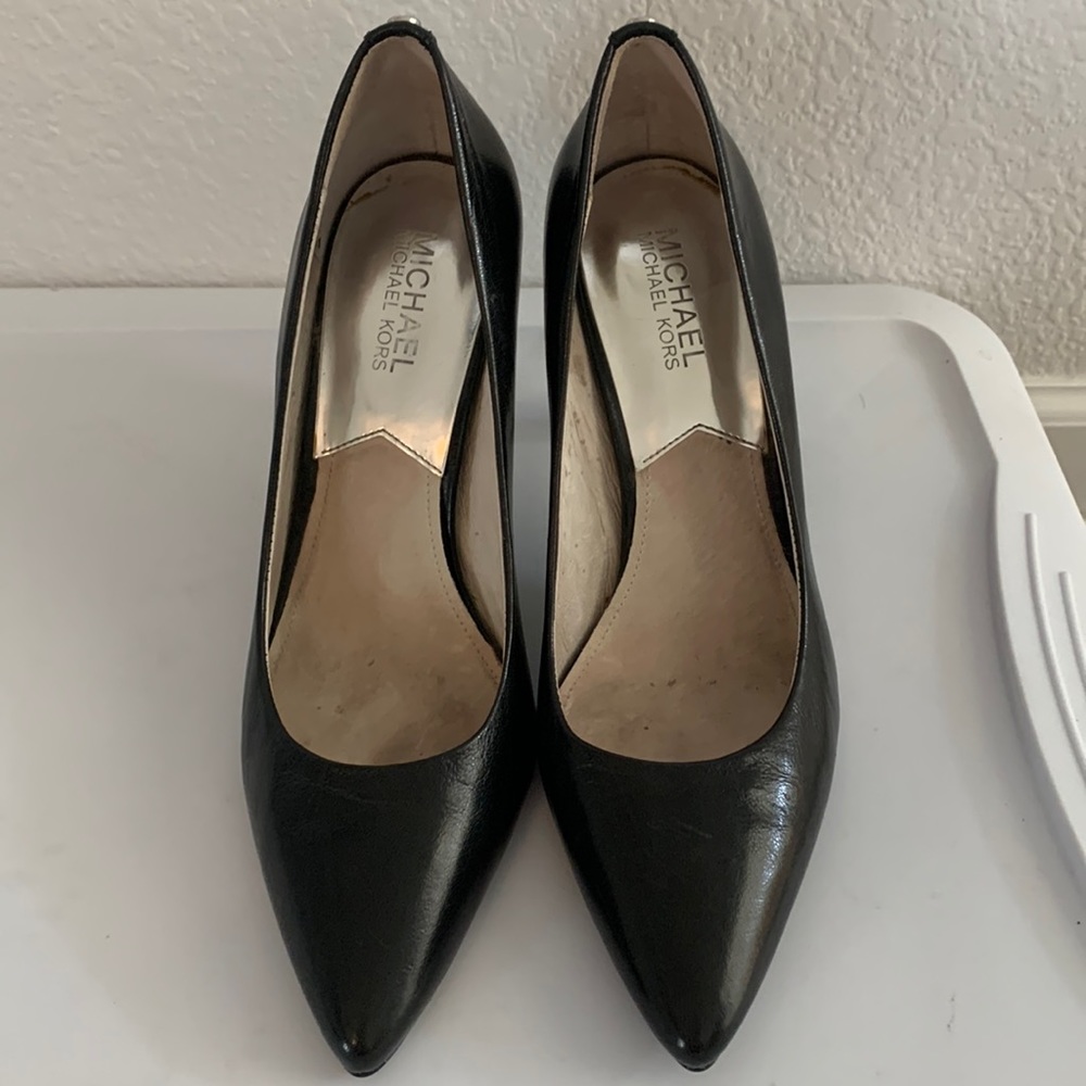 Michael Kors black pumps